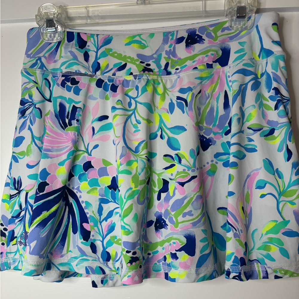 Lilly Pulitzer White Active Skirt with Gold Logo size small